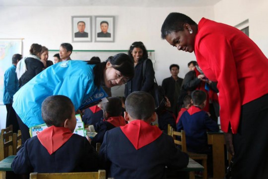Humanitarian chief Valerie Amos (right) visits a classroom in a school supported by UNICEF and WFP in Hamhung City, DPRK