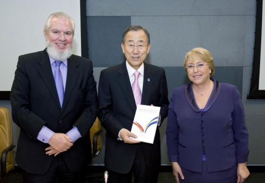Secretary-General Ban Ki-moon (centre) is joined by ILO chief Juan Somavia (left) and head of UN Women Michelle Bachelet at handover of report